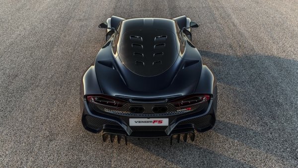 Базираната в Тексас компания е известна с доработките на различни автомобили, но F5 е собствнена разработка. Хиперколата се задвижва от 6,6-литров V8 с двойно турбо, който развива 1817 к.с. и 1617 Нм въртящ момент, като Hennessey твърдят, че това е най-високото съотношение мощност/тегло при пътнически автомобил. Ускорението от 0 до 100 км/ч става за 2,6 секунди, като F5 претендира, че ще стане първият сериен автомобил, достигнал 500 км/ч.