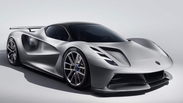 Един от най-мощните автомобили в този списък се задвижва от два електрически мотора. При тегло от 1678 кг не е изненада, че Lotus Evija може да вдигне 100 км/ч от място за по-малко от 3 секунди. При цена от 2,2 млн за бройки Lotus ще произведе само 130 единици от тази хиперкола.