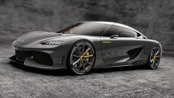 Сочен за първия в света мега GT, Koenigsegg Gemera е и първата кола от шведския производител на хиперавтомобили, която побира 4 човека в салона. Първоначално тя се предлагаше с уникално задвижване, съчетаващо 2,0-литров двигател с три цилиндъра и две турбини, и три електромотора. Интересното беше, че турбодвигателят няма разпределителни валове, а разчита на технология Freevalve с електронно управление на клапаните. Тази Gemera развива 1800 к.с. и вдига 100 км/ч за 1,9 секунди.

Koenigsegg обаче предлага и Gemera с 5.0-литров туин-турбо, подсилен от електромотор. Именно тук съвкупната мощност е 2300 к.с. и 2750 Нм, което поставя този автомобил на първо място в списъка.