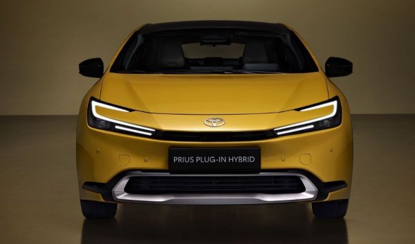 Новият Prius разчита на 2,0-литров бензинов двигател със 148 к.с. и електромотир със 160 к.с., като така сумарната мощност на задвижващата система достигна зели 223 к.к. В резултат на това хечбекът, който може да се зарежда от електропреносната мрежа, вдига 100 км/ч от място за 6,7 секунди, което е по-бързо от ново двулитрово BMW 220i Coup&eacute;.