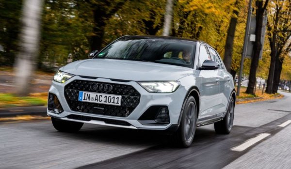 Първоначално малкият хечбек на Audi приличаше по-скоро на детска играчка, но при второто поколение той остана без варианта с 3 врати и се сдоби с модификация 40 TFSI, в която 2,0-литровият турбомотор EA888 развива цели 207 к.с. С помощта на скоростната кутия DSG ускорението от 0 до 100 км/ч отнема 6,5 секунди.