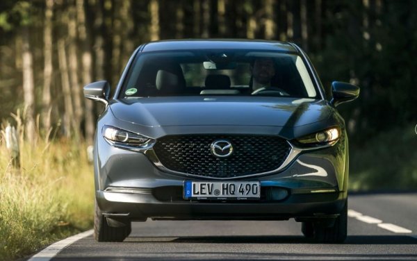 В Mazda обикновено не залагат на бързината на своите автомобили, като това важи дори зо големи седан 6 и за кросоувъра CX-50. Японците обаче предлагат CX-30 с 2,5-литров турбодвигател, който изглежда като &bdquo;преяла Mazda 3&rdquo;, но вдига 100 км/ч от място точно за 6 секунди.