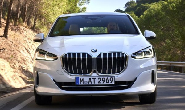 Няма как подобна подборка да мине без модел на BMW. Мнозина обявиха компактния ван за скучен, но той носи гените на баварския производител. В случая това е версия 223 xDrive с 2,0-литров двигател, развиващ 204 к.с. Тя също успява да слезе под секунди при ускорение до 100 км/ч от място.