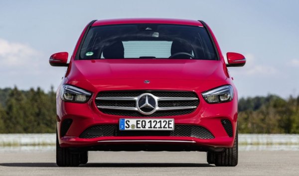 Оставаме на вълна &bdquo;семейни компактни ванове&ldquo;, като съперникът на BMW &ndash; Mercedes-Benz, също има свое предложение. Това е B-Klasse Sports Tourer, където думата &bdquo;спорт&ldquo; изглежда не на място. При версията B 250 4MATIC моторът е форсиран от 190 на 224 к.с., което позволява ускорение до 100 км/ч за 6,5 секунди, а максималната скорост е 250 км/ч. За сравнение споменатото вече BMW 223 xDrive развива максимум 238 км/ч.