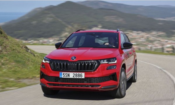 Отдавна е известно, че някои версии на Skoda Octavia са опасен съперник в състезание за ускорение на светофара, като стандартната версия на модела с 2,0-литров бензинов двигател със 190 к.с. вдига 100 км/ч за 6,8 секунди. Дизелът с 4х4 е още по-бърз &ndash; 6,6 секунди, но ще е крайно предвидимо Octavia да влезе в този списък. Затова в него е Karoq със същия двигател EA888 със същите 190 к.с., при който ускорение до 100 км/ч от място отнема 7 секунди.