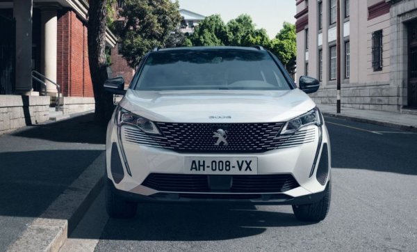 Самият израз &bdquo;бързо Peugeot 3008&rdquo; звучи като оксиморон, още повече, ако става дума за хибрид. В случая обаче не така, защото става въпрос за версията HYBRID4 300, при която 200 к.с. се осигуряват от 1,6-литров бензинов двигател на предната ос. Благодарение на електромотор на задната ос мощността скача за 300 к.с., което позволява ускорпение до 100 км/ч за 5,9 секунди.