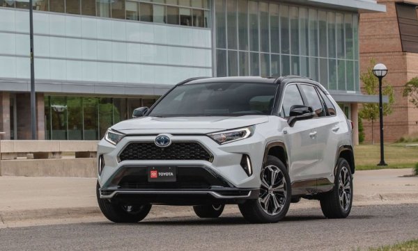 Отново Toyota, отново хибрид. Но ако Prius дори изглежда елегантен и набит, RAV4 изобщо не прилича на &bdquo;състезател&ldquo;. И всъкност не е такъв, ако не говорим за plug-in хибридна версия с 2,5-литров двигател, чиято обща мощност е 306 конски сили. Не е изненадващо, че дори и с по-голямо тегло RAV4 е много по-бърз от Prius - точно 6 секунди от 0 до 100 км/ч.