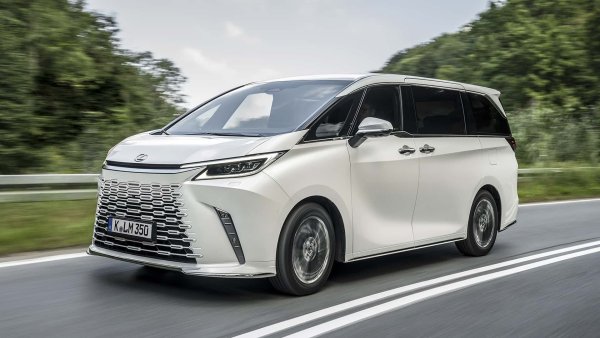 Един от първите MPV-автомобили от ново поколение, предназначени за Китай, като той ще пристигне и в Европа.Lexus LM е луксозен 4- или 7-местен автомобил, който е дълъг 5,10 метра и се задвижва от 2,5 пълен хибриден двигател с 250 к.с.