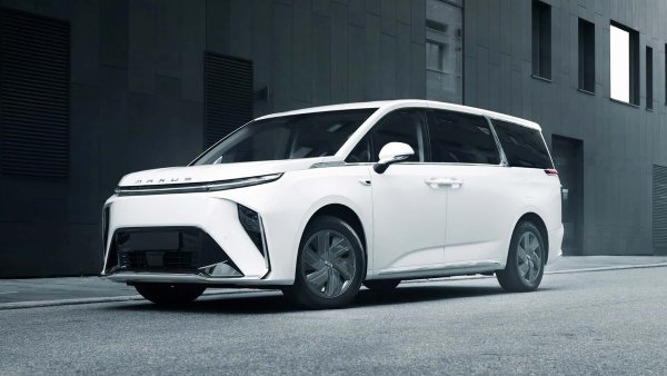 Този модел вече се продава в Европа на базова цена от 88 000 евро. Китайският електрически мииван е дълъг 5,27 метра, като има плъзгащи се задни врати и интериор с материали от най-висок клас.