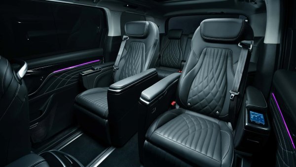 Maxus Mifa 9 се произвежда от групата SAIC, като разполага с един електромотор с мощност 245 к.с., предно предаване и батерия с капацитет 90 кВт/ч. Пробегът с едно зареждане е около 400 км.