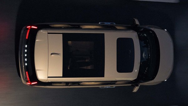 За Volvo EM90 до момента се знае само името, както и че това е голям електрически миниван. Шведската марка, която е собственост на китайската Geely, се надява с този модел да възвърне интереса към MPV в Европа, но първо ще го предложи в Китай.