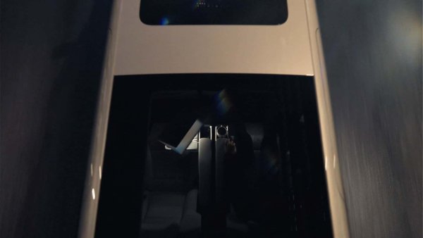 Самото име подсказва, че става въпрос за голям модел (90 е индексът на големия SUV EX90), а EM посочва електрическото задвижване. Миниванът е изграден на електрическата платформа SEA на Geely, която вече се използва от Zeekr 009. 