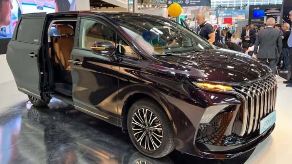 Forthing U-Tour V9 направи своята световна премиера на последното автомобилно изложение в Мюнхен, представяйки се като 7-местен MPV с плъзгащи се врати, голяма предна решетка и 1,5-литров бензинов двигател със 150 к.с. или с plug-in хибрид. 