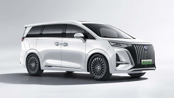 На автомобилното изложение в Мюнхен беше показан и Denza D9 - новият MPV на марката, родена от съвместно предприятие между BYD и Mercedes. В Китай този модел се предлага с един или два електрически мотора (312 или 374 к.с.) или в хибридна версия с голяма електрическа автономност и мощности от 300 до 407 к.с. 