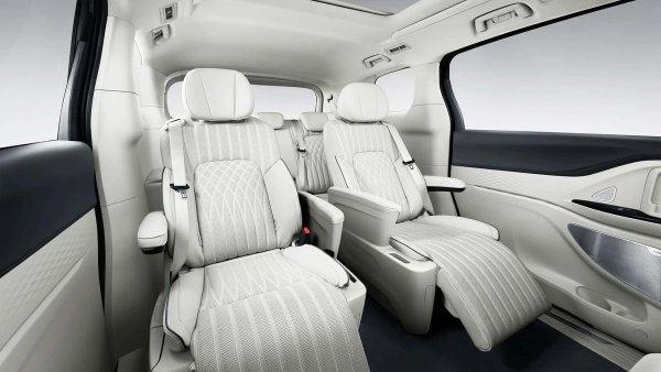 Дължината на този внушителен китайски MPV е 5,25 метра, а материалите в интериора са от най-висок клас. Предлага се както 7-местна версия, така и 4-честна. В Европа вероятно ще пристигне само електрическият вариант, който в Китай започва от 44 000 евро.