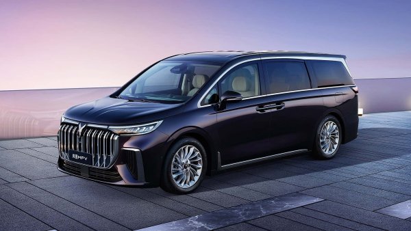 Друга китайска класика сред новите MPV е Voyah Dreamer - автомобил на марката Dongfeng, която вече продава моделите си в Европа. Dreamer е по-дълъг от конкурентите със своите 5,31 метра и се предлага на вътрешния пазар както в 7-местна, така и във 4-местна (VIP) версия с падащи задни седалки.