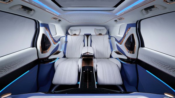 Електрическата версия на Voyah Dreamer има два двигателя с общо 435 к.с., като ускорението от 0 до 100 км/ч става за 5,5 секунди, а пробегът с едно зареждане е 600 км. При plug-in хибрида бензиновият двигател играе ролята на удължител на пробега, като мощността е 389 км. Цените на минивана в Китай започат от 48 000 евро.