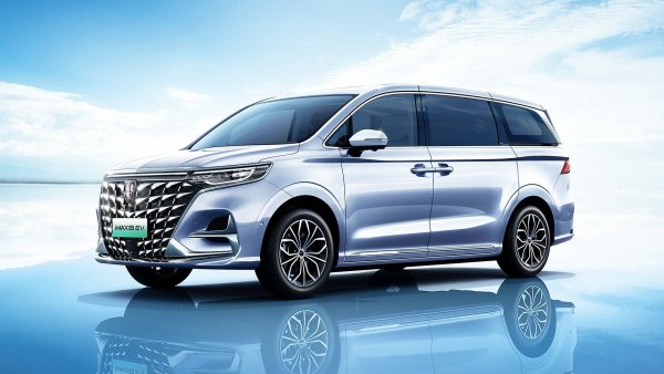С Roewe iMax8 навлизаме в сърцето на китайския MPV пазар. Тоди дълъг 5,01 метра модел на концерна SAIC представлява автомобил със 7 места, където клиентът може да избира между бензинов двигател с 234 к.с. и електромотор с 245 к.с., осигуряващ 570 км пробег.