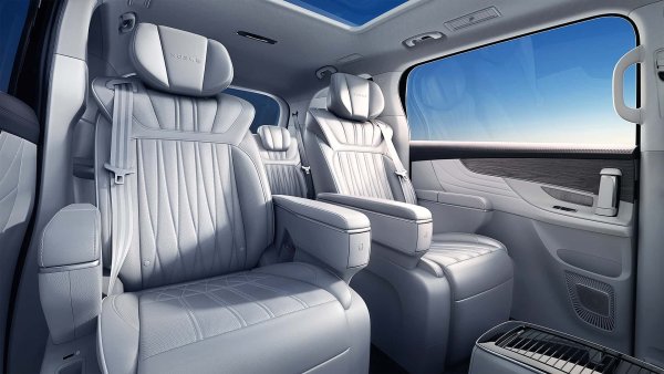 В Китай Roewe iMax8 започва на начална цена от около 33 000 евро за електрическата версия и почти от 24 500 евро за бензиновия вариант. 