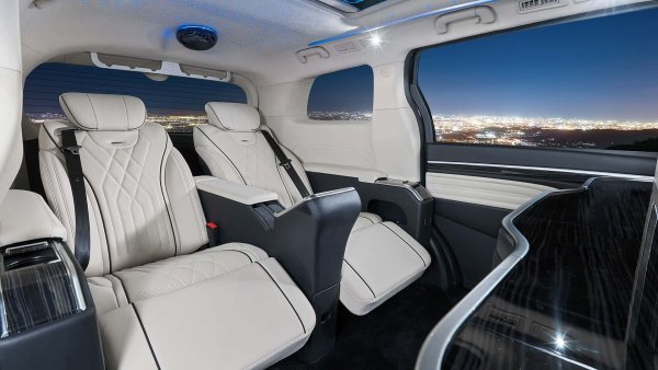 И в този случай има 7-местни версии или по-луксозните 4-местни конфигурации с накланящи се задни седалки. Китайските цени стартират от около 23 000 евро. 