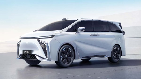 Истински аутсайдер сред китайските миниванове е Hycan V09, който е най-новият електрически модел на GAC. Дължината му е 5,21 метра, има 7 места, а на пазара в Китай цените му стартират от еквивалент на 41 000 евро.