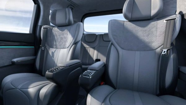 При този модел се акцентира основно върху  автоматизираните системи за шофиране. Предният електрически мотор има мощност от 275 к.с., а батерията с капацитет 92, 95 или 114 кВт/ч позволява максимален пробег до 762 км.