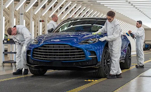 В този списък ще има по-малко SUV модели , отколкото очаквате, защото макар често да имат голям обем, това обикновено се дължи повече на ширината и височината, отколкото на дължината.
Въпреки това, първото превозно средство на Aston Martin от този тип, DBX, наистина е най-дългата кола в историята на марката. Случайно съвпада точно с Acura MDX - 5039 мм.
