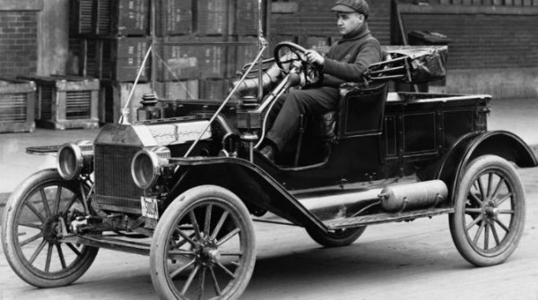 Известният като „Тин Лизи“ Ford Model T всъщност е първият автомобил в историята, който е произведен в милионен тираж. Той се задържа на конвейера от 1908 до 1927 г., като по официални данни от него са продадени повече от 15 млн бройки. Любопитното е, че за този период цената на автомобила намалява, без по него да бъдат правени промени. През 1908 г. нов Model T струва 850 долара, през 1914 г. – 550 долара, а през 1917 г. - 350 долара.