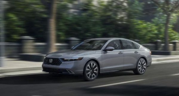 Първоначално този автомобил е с компактни размери, но по-късно те са увеличени и той се настанява в средния клас. Първото поколение на Accord излиза през 1976 г., като моделът се произвежда и в наши дни. В момента той е в 11-ото си поколение, като общият му тираж за 47 години е над 18 млн бройки.