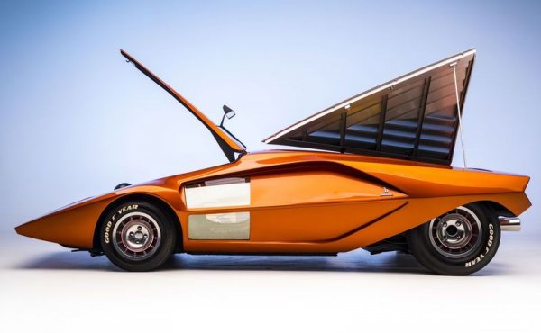 В Automedia.bg сме интервюирали по-голямата част от водещите съвременни автомобилни дизайнери. Близо половината от тях посочиха този уникален проект на Марчело Гандини като главното вдъхновение да се захванат с професията. 
Stratos Zero бе първият съвместен проект на Lancia и ателието Bertone, чиято изгряваща звезда по онова време бе Марчело Гандини. 
