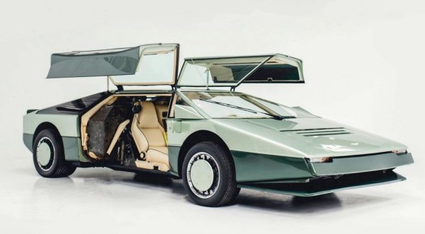 Когато е показан за пръв път през 1980, от Aston Martin твърдят, че може да развие 381 километра в час. Но реалните изпитания показват само 307 км/ч, което принуждава инженерите на компанията доста да се червят. 
Bulldog е задвижван от 5.3-литров туин турбо V8, и произвежда някъде между 600 и 700 конски сили - не е ясно точно. 
