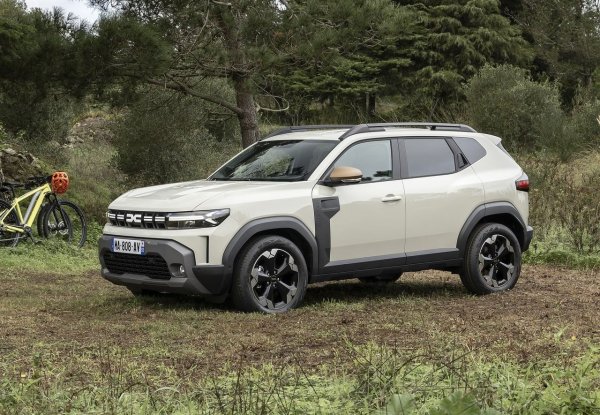 Хибридната система наскоро обновената Dacia Duster има обща мощност от 156 к.с. Тя е базирана на атмосферен 1,8-литров двигател с 109 к.с., комбиниран с електрически тягов мотор с мощност 49 к.с. (способен да задвижва предните колела и да зарежда батерията при спиране и забавяне) и стартер/генератор с високо напрежение от 20 к.с. И двете се захранват от батерия с капацитет 1.4 kWh, разположена под багажника.