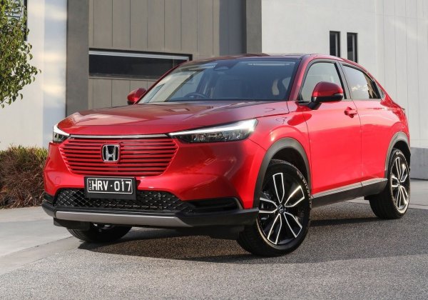 Елегантната Honda HR-V е изцяло хибридна, като системата с 131 к.с. е много плавна и доста отзивчива. Автомобилът почти винаги се задвижва от електромотор с мощност 131 к.с., докато бензиновият двигател 1.5 обикновено задвижва генератор, като се свързва с предните колела само при средно високи скорости.

