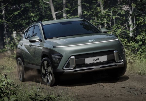 Hyundai Kona с пълен хибрид има обща мощност от 141 к.с., резултат от комбинацията от 1,6-литров бензинов двигател със  105 к.с. и електрически мотор с 44 к.с., захранван от батерия с капацитет 1.6 kWh. В сравнение с други конкуренти с безстепенно променливи скоростни кутии, особено японските, при корейския кросоувър има роботизирана скоростна кутия с двоен съединител.