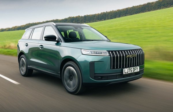 Дефиниран в пълната си хибридна версия като SHS-H (Super Hybrid System-Hybrid), китайският Jaecoo 5 е оборудван с 1,5-литров турбодвигател със 143 к.с., който се свързва с предните задвижващи колела само в определени ситуации (например на магистралата с постоянна скорост). В други случаи четирицилиндровият двигател задвижва електрически генератор с мощност 82 к.с., който презарежда батерията с 1.8 kWh. Така задвижването се осигурява от електрически агрегат с мощност 204 к.с., който работи самостоятелно или заедно с 1,5-литровия ДВГ, като в този случай общата мощност е 224 к.с.