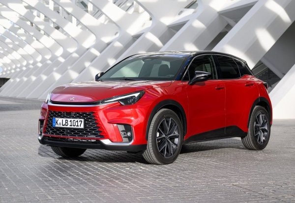 &bdquo;Сестра&ldquo; на Toyota Yaris Cross, с която споделя механиката, Lexus LBX представлява по-луксозна интерпретация на компактния кросоувър. Хибридната система с мощност 136 к.с. е базирана на 1,5-литров, 3-цилиндров двигател с 92 к.с. и мотор с 94 к.с., свързани с предните колела чрез планетарна скоростна кутия. При 4x4 задните колела се движат от електрически мотор с мощност 6.4 к.с., което леко намалява капацитета на багажника.