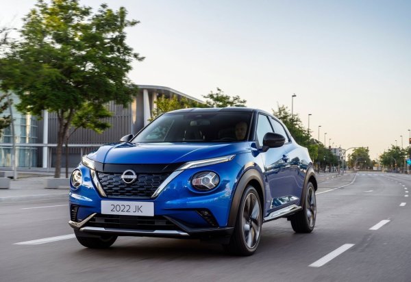 Възползвайки се от механика от Renault, Nissan Juke full hybrid има обща мощност от 143 к.с., постигната от 1,6-литров бензинов двигател с 4 цилиндъра и 94 к.с., който работи според цикъла на Аткинсън, и електромотор с 49 к.с. И двете са произведени от японския производител, докато роботизираната трансмисия MultiMode идва от Renault и има особеността, че е с две предавки за електрическия задвижващ агрегат (единствената активна в началните фази) и четири за бензиновия двигател.