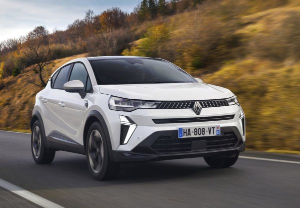 Подобно на своя сестрински модел, Mitsubishi ASX (двете коли се различават само по логата си), Renault Captur използва новата пълна хибридна система, която вече поставя и на Dacia Duster. Еволюцията на технологията E-Tech потвърждава серийно-паралелната хибридна архитектура, която комбинира два електрически двигателя (единият с 50 к.с., който директно задвижва колелата, и друг, който действа като стартер-генератор) с 1,8-литров, 4-цилиндров бензинов двигател, произвеждащ 109 к.с., за общо 160 к.с.