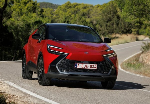 Кросоувър с купе вид, пълният хибрид на Toyota C-HR остава само с 1,8-литров двигател, произвеждащ 140 к.с. (преди имаше и 2,0-литрова версия). Разходът на гориво е много нисък, благодарение на ефективността на 1,8-литровия бензинов двигател с цикъл на Аткинсън, произвеждащ 98 к.с., свързан с колелата чрез безстепенна трансмисия, и електрическия мотор с мощност 95 к.с., за комбинирана мощност от 140 к.с.