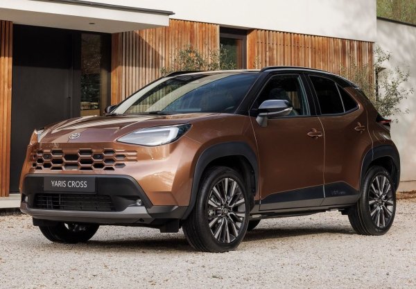С последната си актуализация, Toyota Yaris Cross увеличи мощността си, добавяйки версия със 131 к.с. към версията със 116 к.с. И двата модела имат един и същи 1,5-литров, трицилиндров бензинов двигател с мощност 92 к.с., но мощността на електрическия мотор е увеличена от 80 на 84 к.с., а различна електронна система за управление позволява допълнителни 15 к.с. към общата мощност.