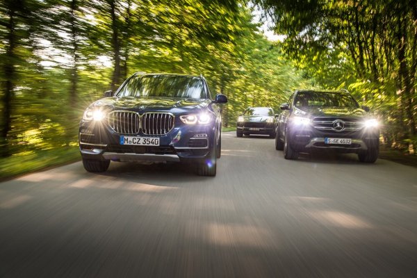 Наборът от опции за почти всички тези автомобили е един и същ - &bdquo;зимен пакет&ldquo; с отопляеми седалки, волан, огледала и прозорци, системи за активна и пасивна безопасност, камери за универсално управление, достъп без ключ и др. Porsche Macan се откроява с многото си опции за персонализиране - пакети Sport Chrono (вътрешен) и Sport Design (външност), режим Sport Plus, тапицерия от въглеродни влакна и модифицирана изпускателна система.

Най-популярни сред тези модели са BMW X3 и Audi Q5 &ndash; богато оборудвани, стилни и модерни като дизайн, с надеждни агрегати и оптимално съотношение динамика/цена/качество