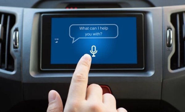 Друга почти ненужна опция е системата за гласово управление. По принцип и в нея няма нищо лошо, защото целта й е да помага на водача бързо да получи достъп до някои функции без да откъсва поглед от пътя. Като да настрои мултимедийната система, да се обади по телефона, да зададе нов маршрут. На практика обаче, това не се оказва толкова безупречно и безпроблемно. Случва се диалогът с гласовия асистент да се превърне в досада - той не разбира някои от думите ви и започва безкрайно да пита отново. Или изпълнява действие, което е напълно различно от това, което сте му задали.

За да може общуването да мине без грешки, или поне с възможно най-малко, първо компютърът трябва да се научи и да се адаптира към говора на водача. А и командите, които собственикът дава, трябва да са шаблонни, които се съдържат в паметта на устройството. Шофьорите се сблъскват с неприятни факти: компютърната реч се възпроизвежда с груби езикови грешки, заеква, прекъсва и е трудна за разбиране.
