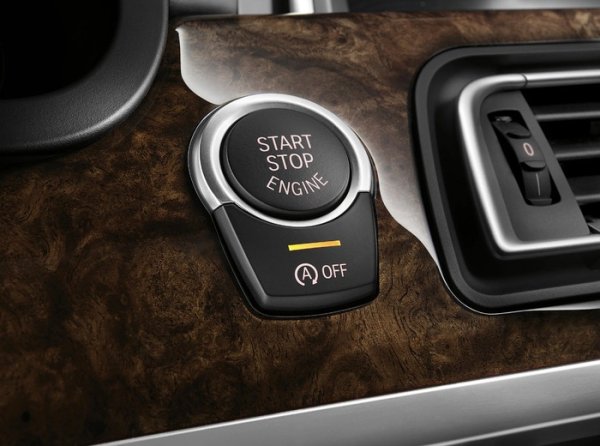 Изглежда като много полезна функция - системата изключва двигателя при спиране, като така помага да се спести гориво и да се запази производителността на агрегатите. Как ли пък не! Това е една от най-досадните опции, която адски много дразни водачите и повечето от тях я изключват. Причината за въвеждането на системата беше появата на екостандарта Евро-5 в целия свят. Автомобилът не бива да стои дълго време на празен ход, защото вредните емисии трябва да се намалят.

Шофьорите обаче са изправени пред изключително неприятния проблем да карат в гъсто населени градове с интензивен трафик, безкрайно спиране на светофари и задръствания. Тук старт-стоп системата се оказа ужасно вбесяващ проблем. Водачът е принуден за няколко секунди да намали и ускори отново, а старт-стоп система вече е изключила двигателя. В това време удобният момент за престрояване е безвъзвратно загубен.
