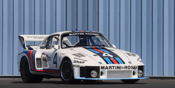 Оценка: $4,5 - 5 милиона

В годината, в която Porsche празнува 50 години от своето шосейно 911 Turbo, най-доброто състезателно производно на 911 с турбокомпресор трябва да донесе големи пари. Задвижван от 2,9-литров плосък шестцилиндров двигател, усилен до почти 600 конски сили, този звяр беше толкова бърз по права линия, че на тестовете се омеша с болидите на F1. А и това тук не е обикновено 935, а първото, създавано някога, с шаси 001. То е единственото фабрично 935 в частни ръце (сродната му кола е в музея на Porsche от 48 години).