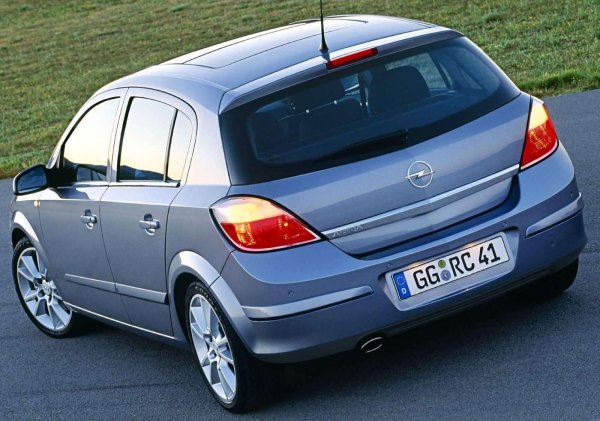 Агрегатът е с устойчив на износване чугунен блок и многоточково впръскване на горивото. Проблемите са свързани само с естественото износване на фазовите регулатори и натрупването на въглеродни отлагания. Понякога от строя излизат термостатът и модул на бобината за запалване. Сензорите също не изкарват дълго време. Няма хидравлични повдигачи, а ремъкът изкарва 90 000 км. Често се сучва топлообменникът да тече, а преди достигането на 100 000 км мембраната на вентилационната система на картера се износва.