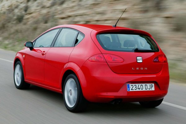 Моторът се е доказал през годините, но има дребни слабости. Сред тях са стартерът и  пукнатини в пластмасовия всмукателен колектор. Потрепването на празен ход често е свързано със стандартните ниски 640 об/мин. Преди достигането на 200 000 км обаче рязко се появяват проблеми, като те най-често са свързани с повишаване на разхода на масло.