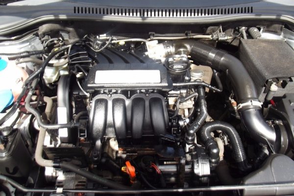 Двигателят е с алуминиев блок с чугунени ръкави, система за разпределено впръскване, 8 клапана и ангренажен ремък, като има хидравлични повдигачи. Като цяло е евтин за ремонт и изкарва 500 000 км. Частите му също са достъпни. Освен на Leon, той е използван за Seat Altea и Toledo, Skoda Octavia II, Volkswagen Golf V и Jetta. 