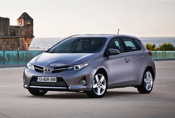 В 10-ото и 11-ото си поколение хечбекът Corolla се наричаше Auris. Репутацията им беше съсипана от CVT-трансмисията, но комбинацията на двигател 1.6 и ръчна скоростна кутия е отличен избор. Двигателят 1ZR-FE 1.6 в различни версии на мощността се използва в две поколения на Corolla и Auris от 2006 г. Той е с алуминиев блок с чугунени втулки, 16 клапана, разпределено впръскване, система за промяна на газоразпределението и има хидравлични повдигачи.