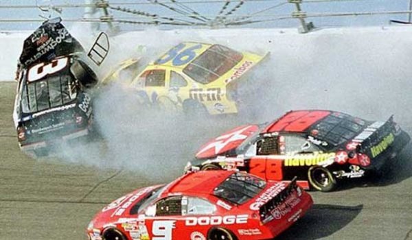 Този инцидент се смята за един от най-печалните в историята на моторния спорт. В тази катастрофа от 2001 г. загива пилотът Дейл Ърнхард, който е 7-кратен шампион в NASCAR и има записани 76 победи до името си. По време на финалната обиколка, друг състезател - Кени Шрейдър - губи контрол над автомобила си, повлича със себе си колата на Ърнхард и двете машини се забиват в стената. След този инцидент всички фенове на NASCAR са потресени, което води до въвеждането на нови правила за безопасност в шампионата.
 