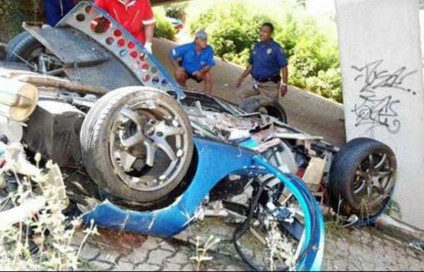 Машините на английския производител TVR отдавна имат славата на убийци, и тази история я потвърждава. 
В една слънчева утрин през 2006 г., шофьорът на спортния TVR 350C се състезавал с друг човек, управляващ Mercedes SLK в Йоханесбург, Южна Африка. Скоростта била над 220 км/ч, когато шофьорът на TVR-а изгубил контрол и се забил в нисък каменен зид встрани от пътя. Високата скорост буквално изстреляла колата във въздуха. Последвали няколко пируета и в крайна сметка машината се приземила, разбита до неузнаваемост. Шофьорът загинал на място.
